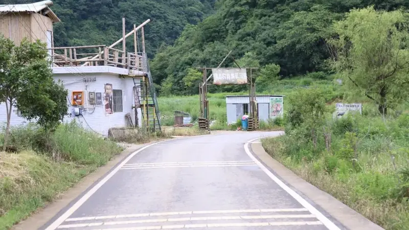 沿着公路看贵州 | X052线串景兴业,铺就美丽乡村振兴路