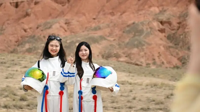 外星谷地质公园“星际漫游”引游客感受“异星地表”