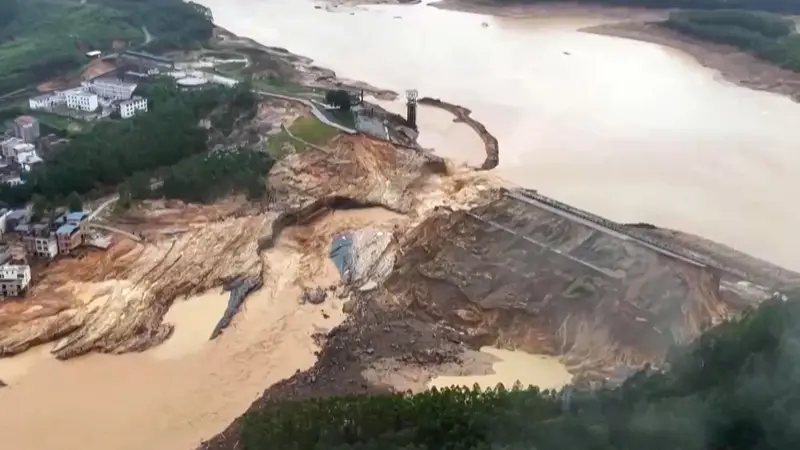第1现场｜六蓝水库缺口止水，洪水渐退，民众清淤重建家园
