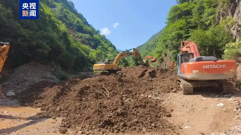 甘肃陇南发生山体滑坡，造成33人被掩埋，已成功救出17人，仍有16人被埋