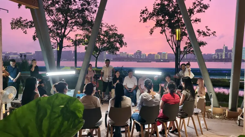 把小说原型请到现场,一场在钱塘江边公厕旁举行的新书分享会