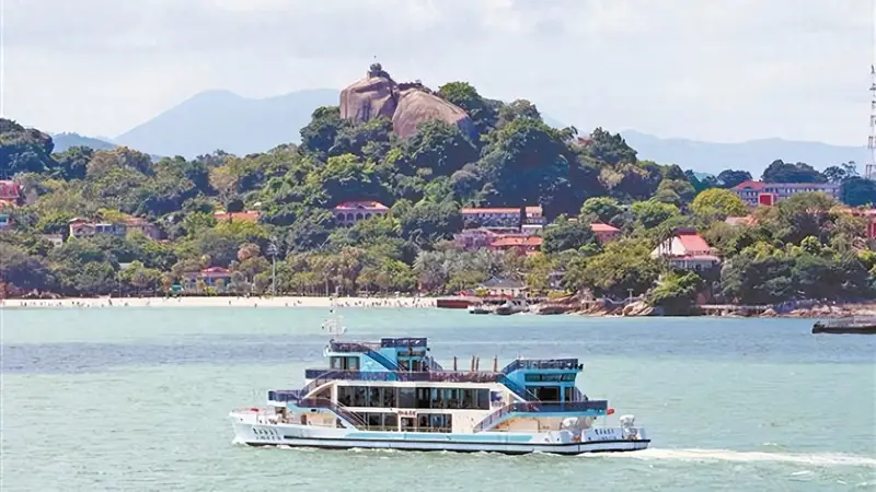 国内首艘全通透观光海上旅游电船“鹭江会客厅”首航