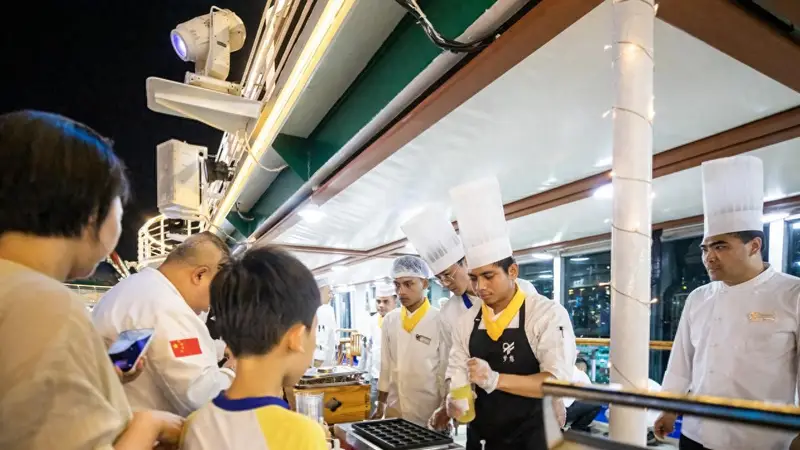 全国首个“邮轮啤酒节”在青岛启幕,海事护航“梦想”号点亮海上文旅新场景