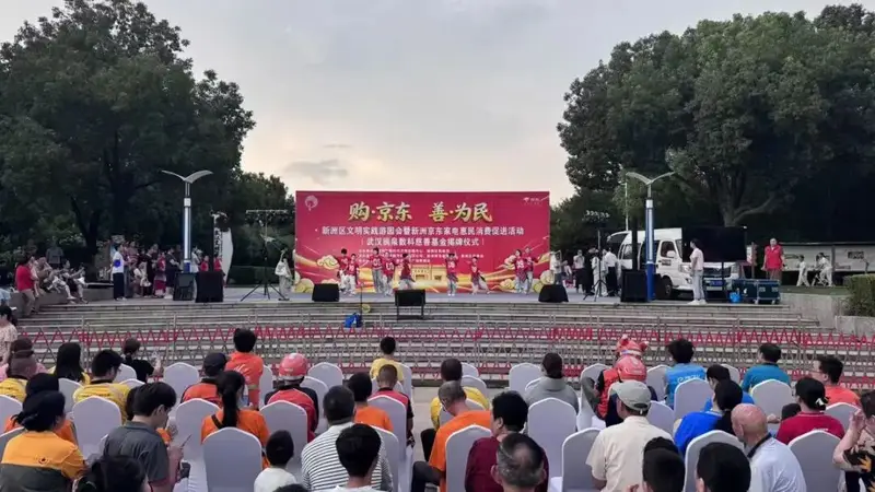游园一圈，文明入心～居民：“挺好！”