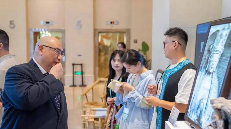 “熊猫”会英文、眼镜能传译……APEC会场外，世界看见“成都造”数字未来
