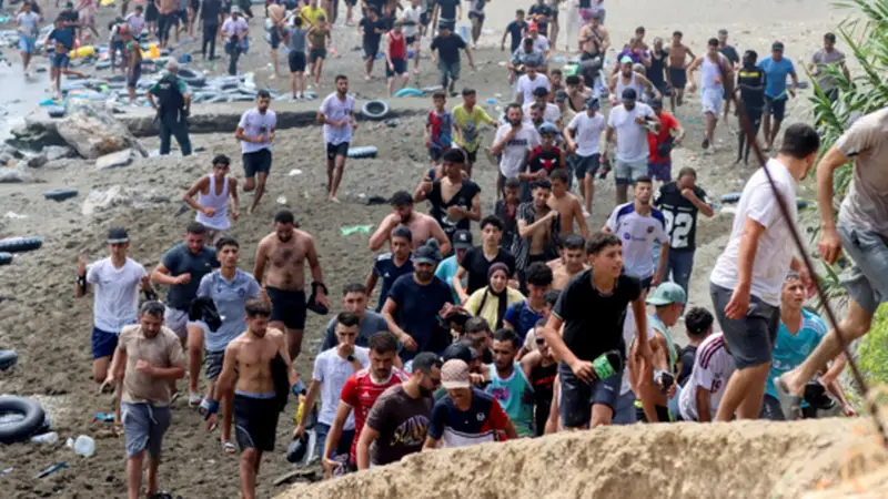 意外长就大量移民涌入西班牙飞地表态，西班牙强烈不满，宣布召见意大使