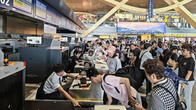 暑运首月 昆明机场旅客量持续攀升