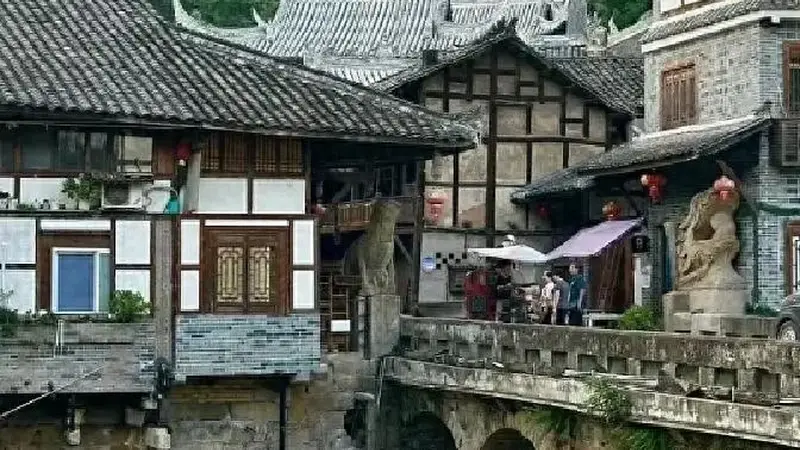 躲进四川这老场镇，溪水穿街过，坐溪边喝碗茶，满嘴老味道！