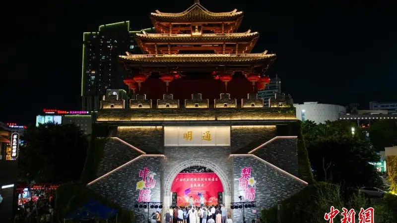 广西南宁:美食街夏夜“有好戏” 钟鼓楼里戏韵悠扬