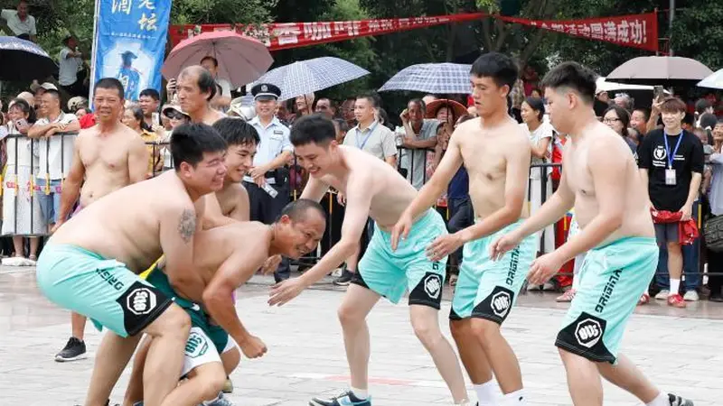 广西阳朔:抬关公抢花炮 两镇百年共一会