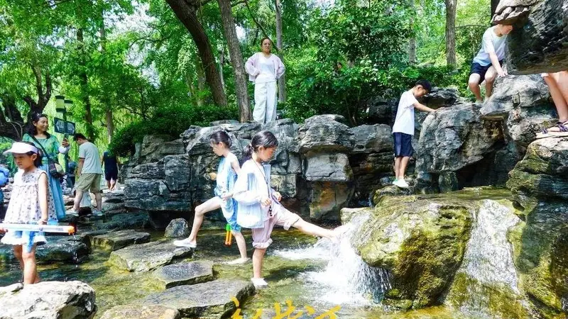 清泉叠瀑引客来 济南环城公园成夏日清凉驿站
