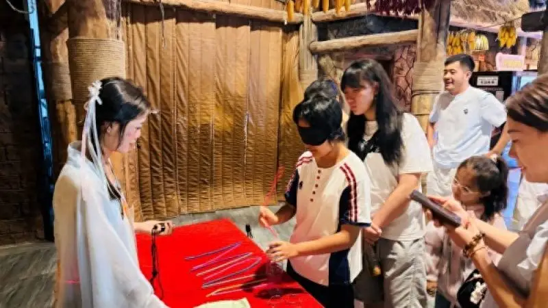 暑期沉浸式旅游热潮调查：从“看风景”到“入场景”，遍地NPC避免陷入“同质化假面”