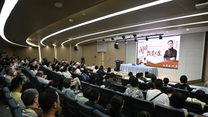 一天参加两场上海书展活动,梁晓声说“要为兴趣而阅读”