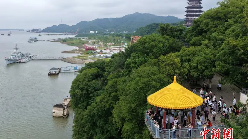 (长江十年行)江西石钟山暑期游客络绎不绝:观长江滔滔 览鄱湖浩渺