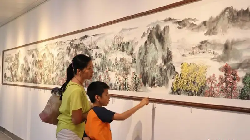 广州22位名家绘就16米长卷 呈现“青山半入城”图景