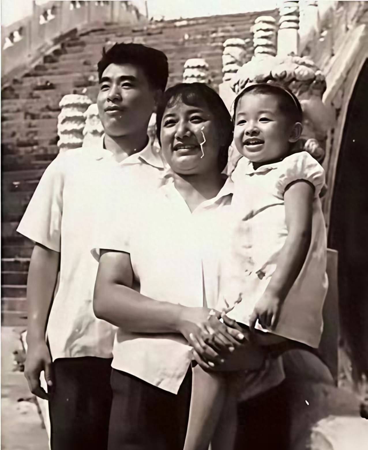 70年代，韩红童年和父亲韩德江、母亲雍西出门游玩，一张温馨合影