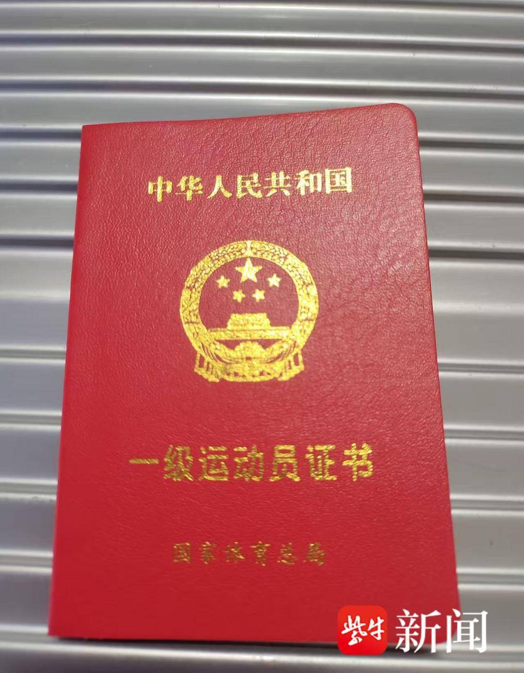 紫牛头条|景区 NPC 与游客互动掰手腕致骨折,自己垫付医药费后被游客拉黑