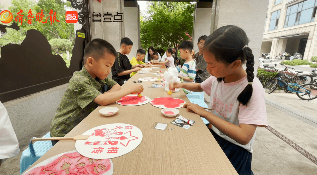 东港区秦楼街道淄博路社区开展拓印扇手作活动
