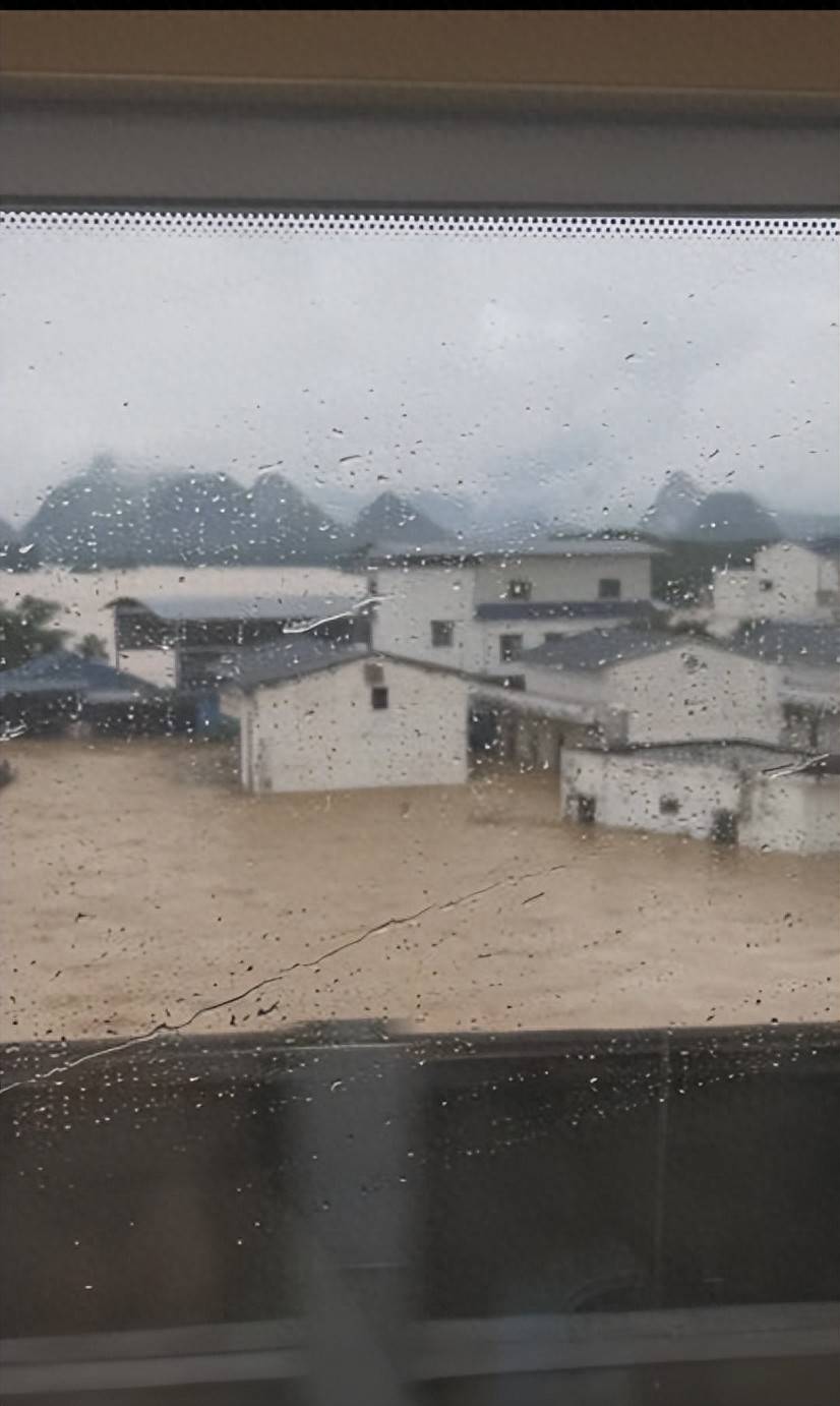直击广西南宁洪灾现场：沿途多个村庄被淹，甘棠镇断网断电，救援正在进行中