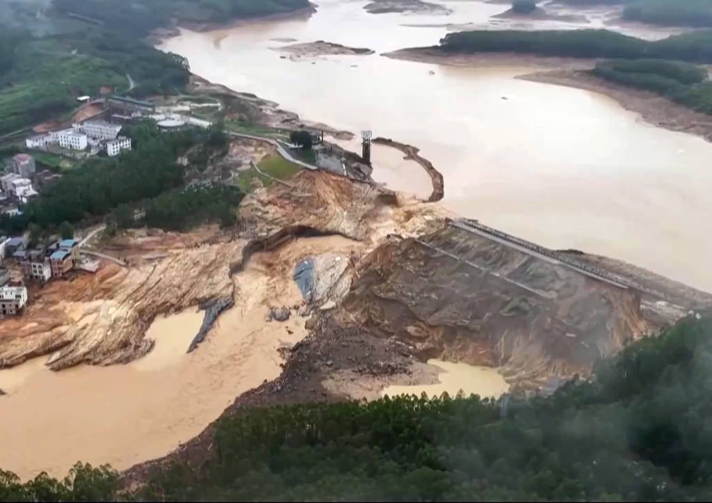 第1现场｜六蓝水库缺口止水，洪水渐退，民众清淤重建家园