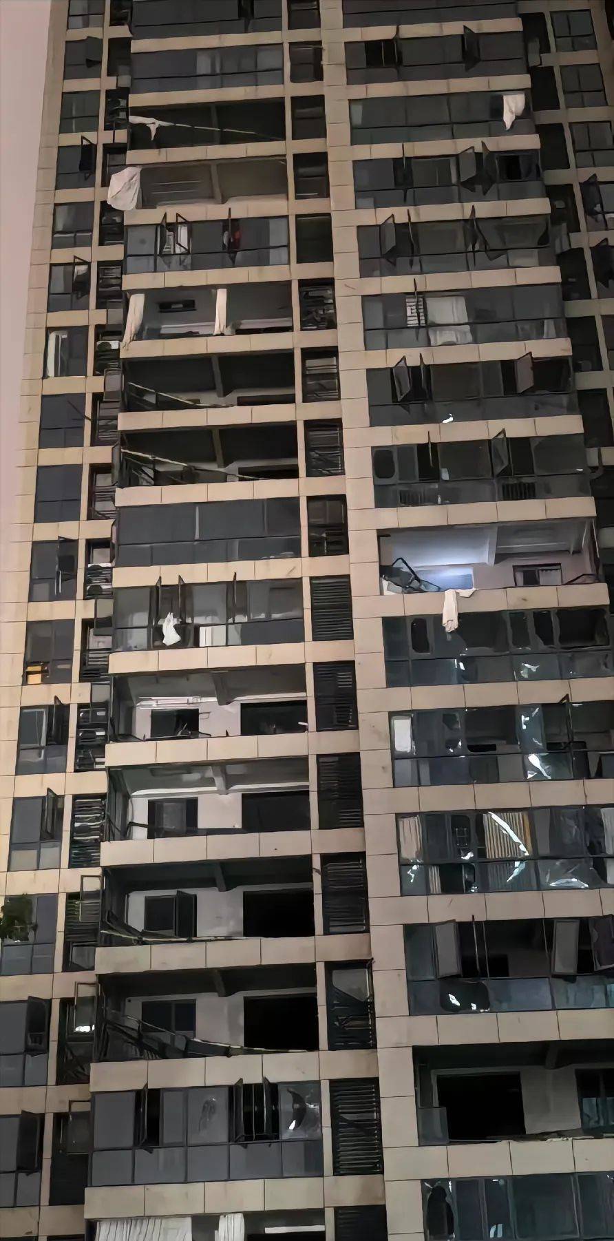 湖北黄冈一男子从12楼被大风“吸”出坠落绿化带，家属：家里的窗户被吹破，客厅里的沙发餐桌都被风带走