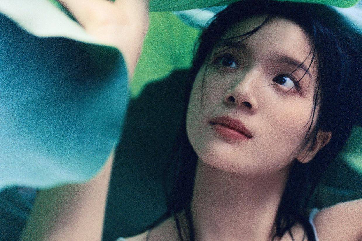 李思潼白色蕾丝吊带简约柔和 神情悠然松弛自带不俗灵气
