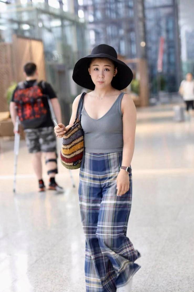 40岁李小萌身材傲人，着吊带配宽腿裤又纯又欲，曲线完美