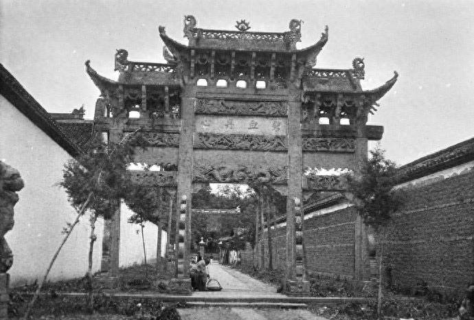 百年前杭州:雷峰塔摇摇欲坠,岳飞墓地完好,秦桧跪像加装了栅栏