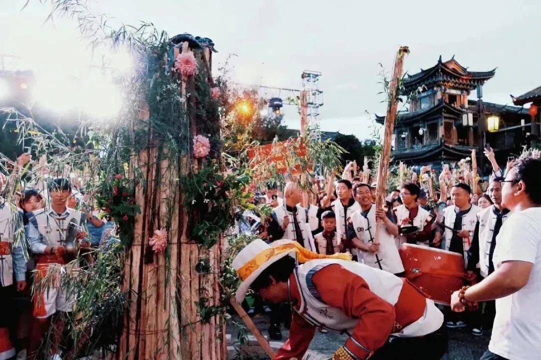20℃的丽江,暑期活动太卷了!民谣、电音、火把节……你想玩的都在这里