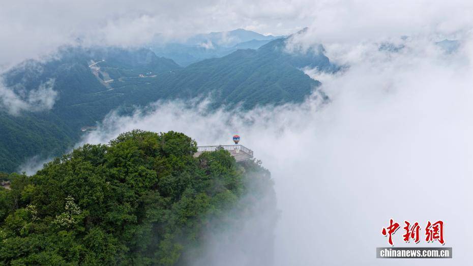 云雾缭绕!龙头山绿意葱茏 民众赏“云端”夏景