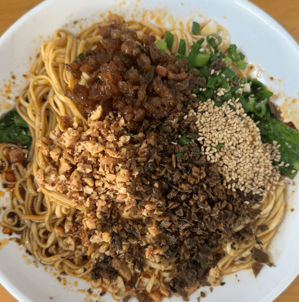 宜宾燃面，面条干爽料香浓郁不用汤汁也好吃