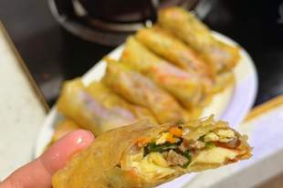 这盘春卷外酥里嫩，馅料鲜到眉毛掉下来