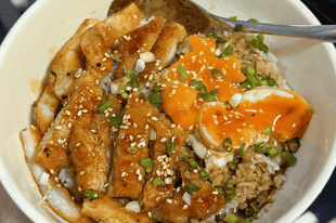 蜜汁鸡排饭的家常做法：从煮蛋到焖酱，四步搞定暖心美味