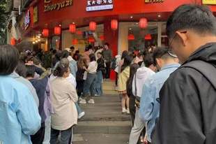 15. 乐山夜游张公桥,哪家甜皮鸭营业到很晚?