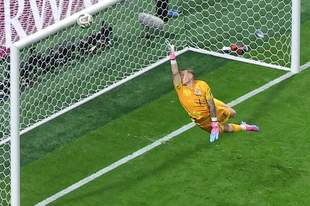 世界杯-恩佐远射偏出 犯规7-11英格兰半场0-0阿根廷