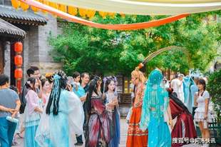 河南省洛阳市老城区：汉服漫游引燃暑期市场 洛邑古城激活文旅新动能