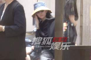 独家：刘亦菲逛街挑选首饰 披肩配草帽慵懒温柔
