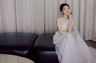章若楠穿白色斜肩纱裙配精致盘发 温婉端庄气质脱俗