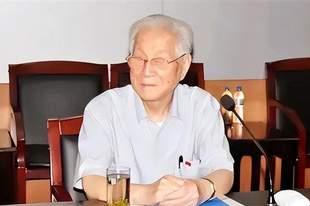 他是乔石的助手，55岁浙江省委常委，65岁任省委书记，今年101岁