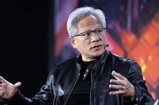 黄仁勋站在 AI 产业的十字路口呐喊:力挺开源