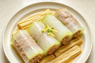 “天热吃一瓜、赛过鱼和虾”，天热这瓜使劲吃，瓜脆菜嫩味道香！