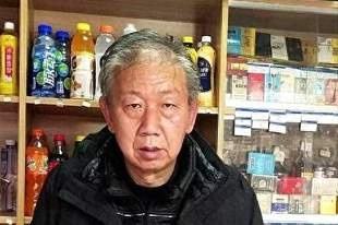他是80年代国足门神,因病退役,定居上海终身未婚,靠彩票店谋生