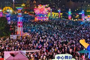 啤酒节闭幕夜“人鼓了”,游客赶节日“末班车”涌入啤酒城!