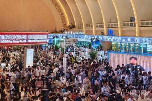 爱阅之城｜周末涌进16万人次 上海书展真的“挤不进去”