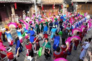 安顺市2026年“避暑季”省级非遗屯堡花灯展演活动在马官镇开幕