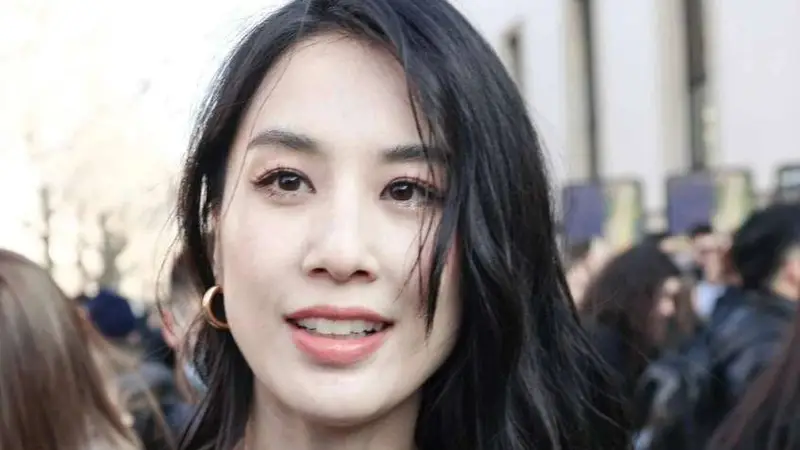 黄圣依17年婚姻终散场!拿走20亿甩了杨子,豪门提线木偶的真相藏不住了
