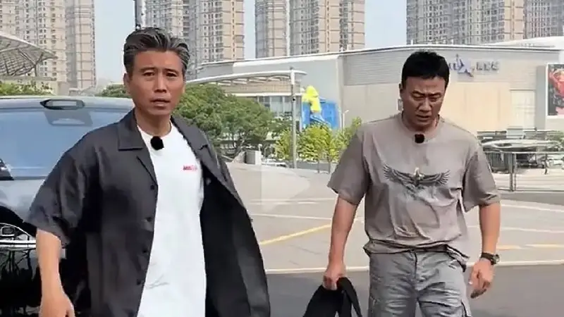 无锡剧院偶遇2位影帝，58岁胡军比李乃文高半头，硬汉气质出众！