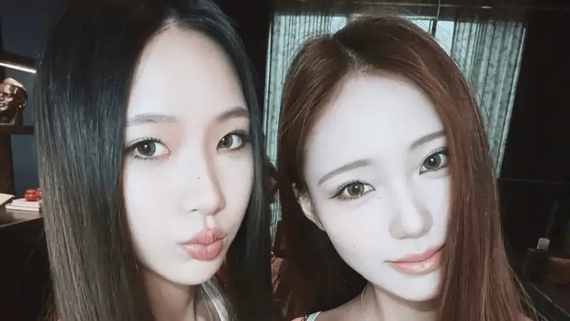 小S分享全家香港度假照 两个女儿妆容精致气质超好