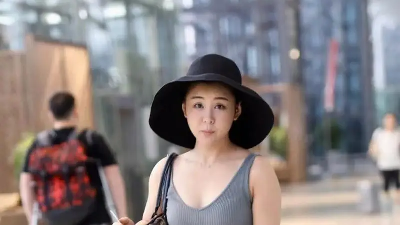 40岁李小萌身材傲人，着吊带配宽腿裤又纯又欲，曲线完美