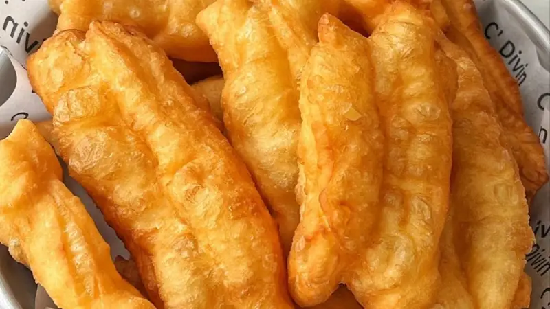 金黄酥脆,咬一口“咔嚓”响,这油条比买的还香!
